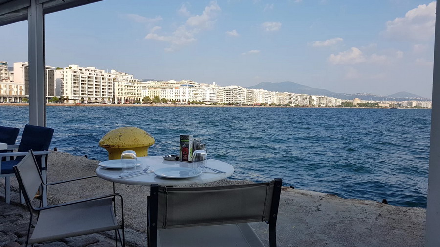  Kitchen bar pogled na ulicu Nikis 